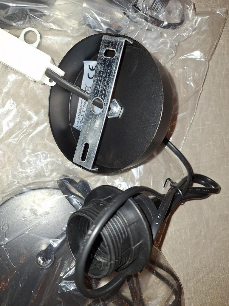 Lot de 4 douilles E27 noires avec câbles et attaches Neuves, Bricolage & Construction, Enlèvement ou Envoi