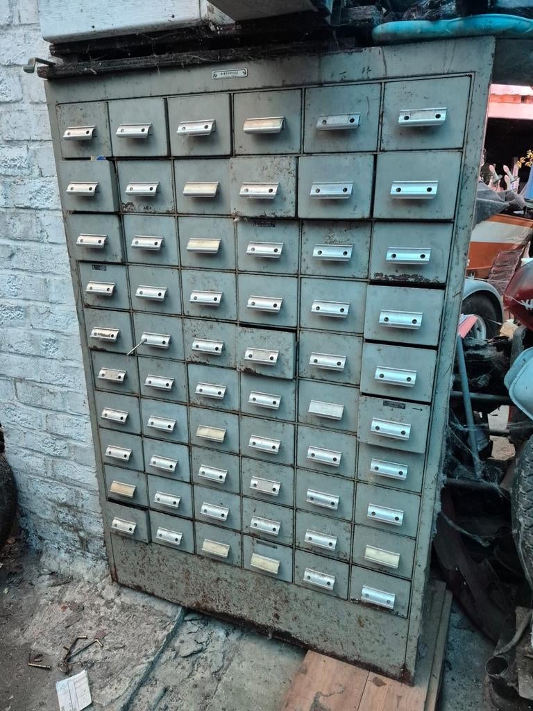 Vintage metalen industriële kast 60 laden/kluisjes, Antiek en Kunst, Antiek | Meubels | Kasten, Ophalen