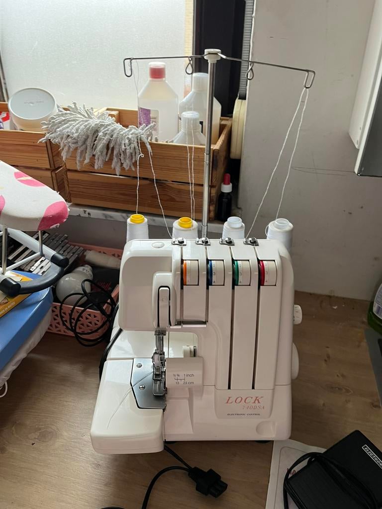 Overlockmachine Lock 740DSA, Hobby en Vrije tijd, Ophalen of Verzenden, Gebruikt, Lockmachine, Overige merken