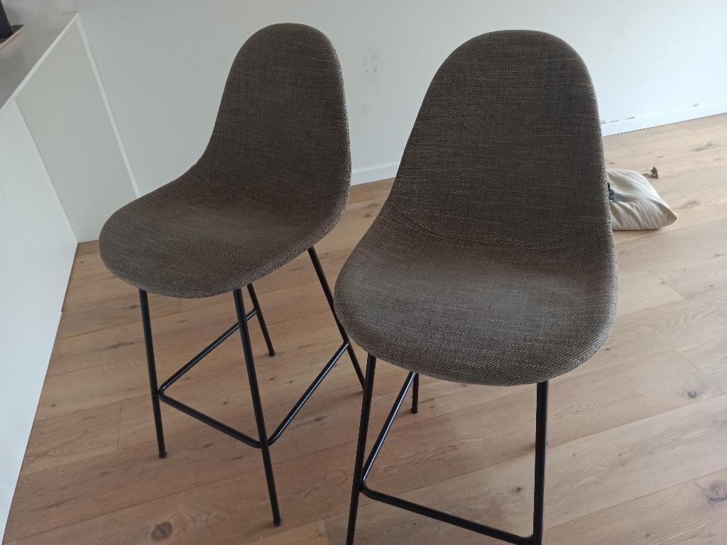 tabouret de bar haut en Dot Stop Taupe, Avec repose-pieds, Métal, 2 tabourets, Comme neuf