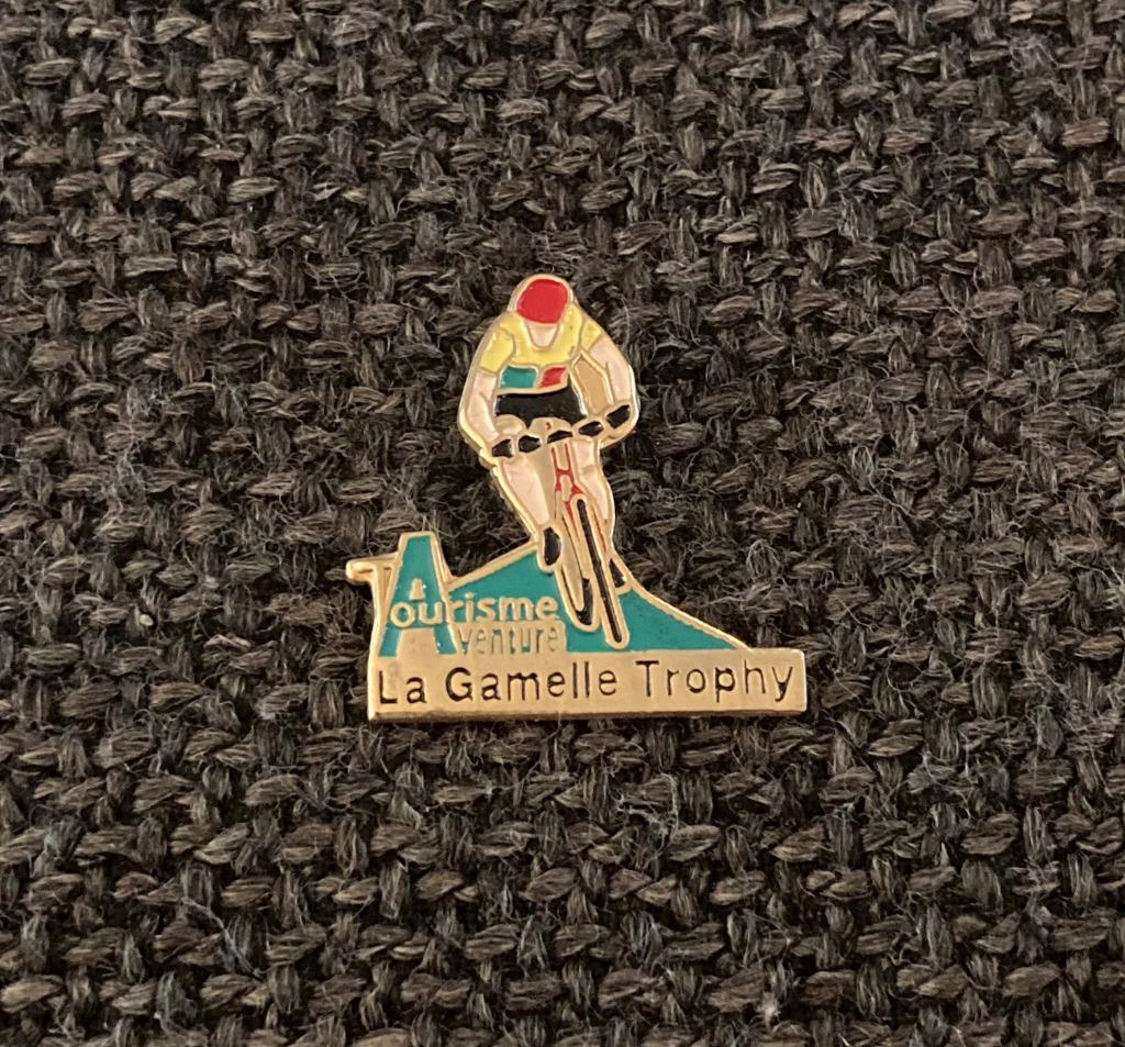 PIN - LA GAMELLE TROPHY - TOURISME AVENTURE - FIETSEN - VELO, Verzenden, Gebruikt, Sport, Speldje of Pin