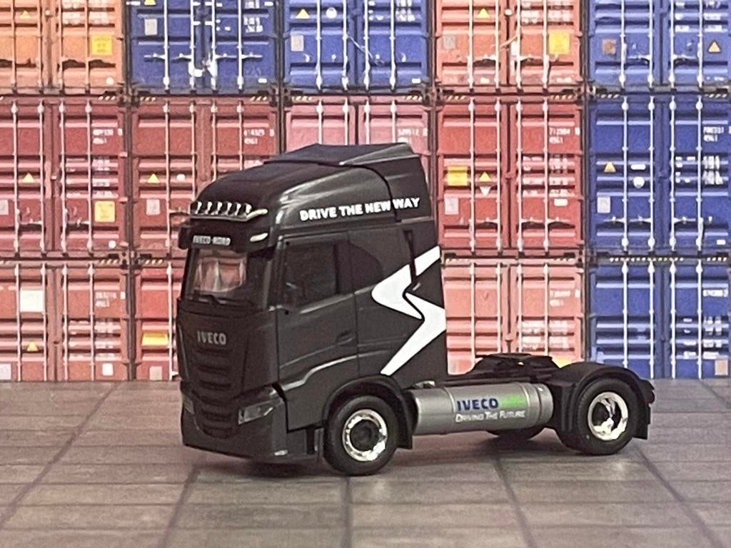 Herpa Iveco S-Way trekker zwart 1:87, Ophalen of Verzenden, Zo goed als nieuw, Bus of Vrachtwagen, Herpa