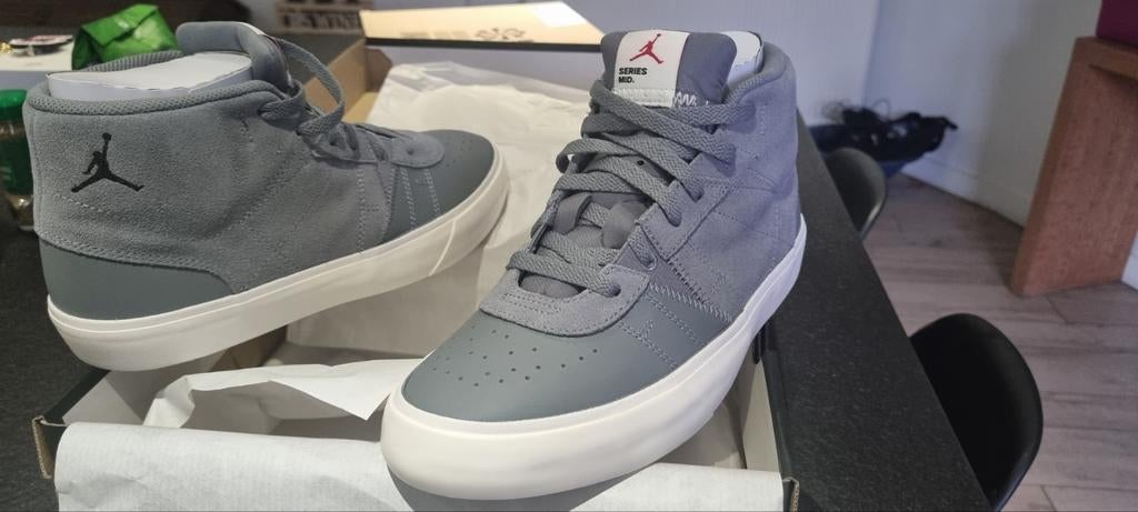 Nike jordan series mid Grey maat 41 splinternieuw, Kleding | Heren, Schoenen, Ophalen of Verzenden, Nieuw