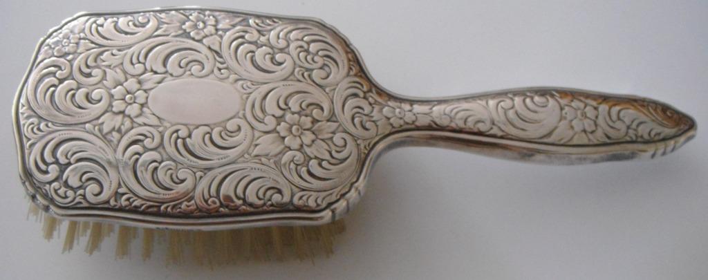 Brosse à cheveux en métal argenté décoré vintage + coffret, Ophalen of Verzenden, Zo goed als nieuw, Kam of Borstel