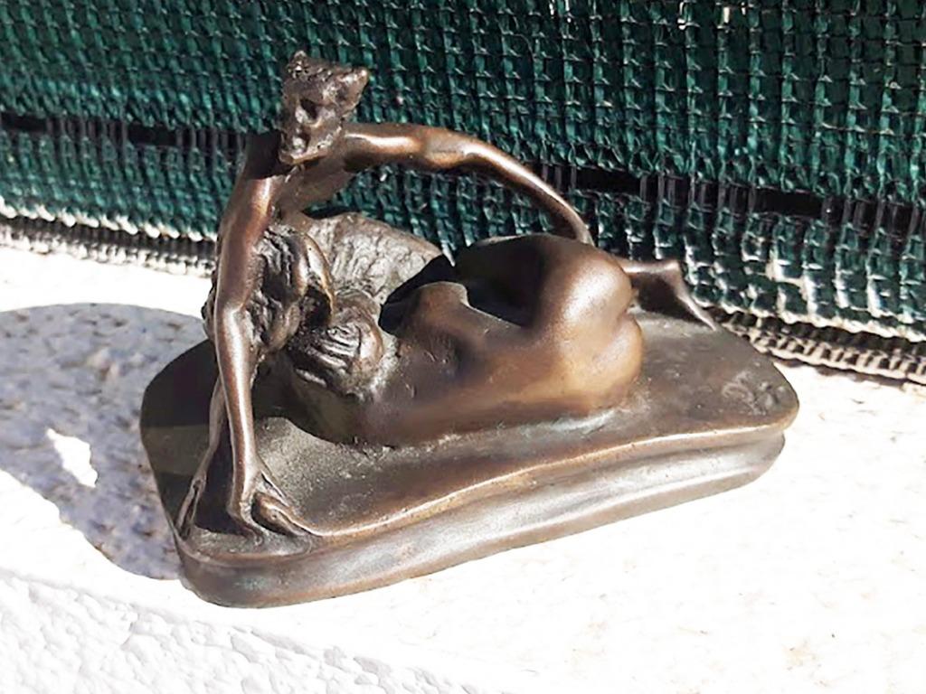 Bronzen beeldje 'Sater en naakte vrouw' - getekend P.F., Minder dan 20 cm, Verzenden, Beeld, Gepatineerd