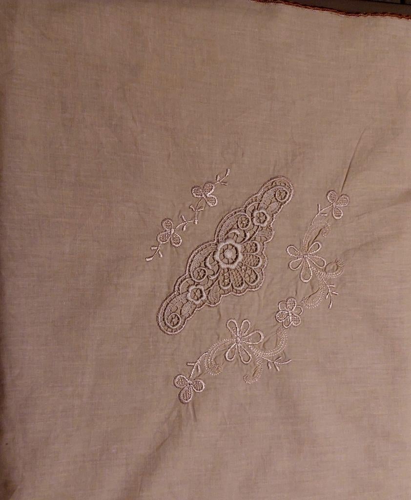 Nappe rectangulaire, beige,brodée sur les 4 angles,, Enlèvement
