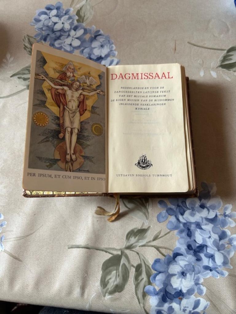 Dagmissaal 1957 Brepols Turnhout 1044 blz, Ophalen of Verzenden, Gebruikt