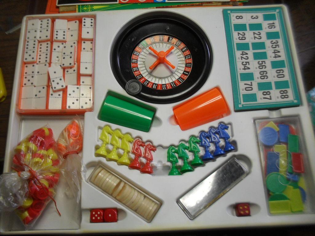 Oude doos met meerdere bordspellen, Vijf spelers of meer, Ophalen, Gebruikt