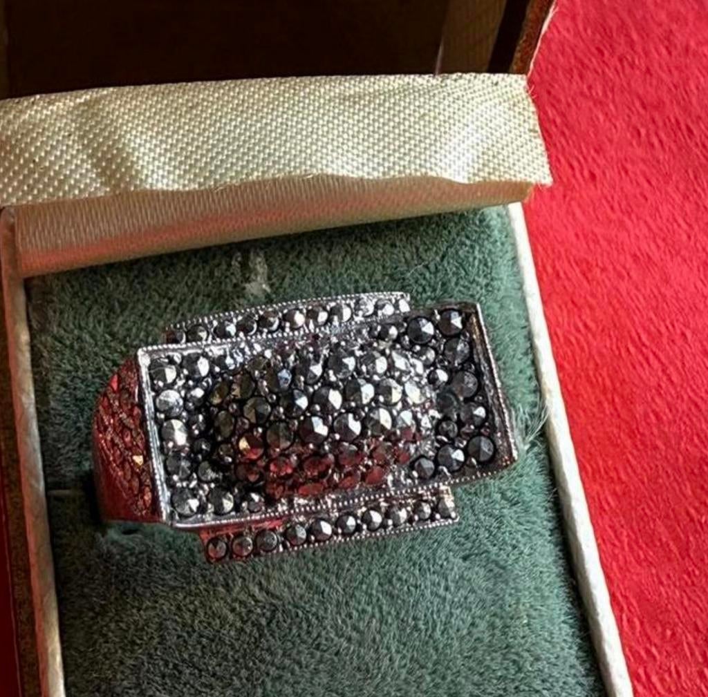 Oude ring met markasietsteentjes, Handtassen en Accessoires, Ringen, Ophalen, Zo goed als nieuw