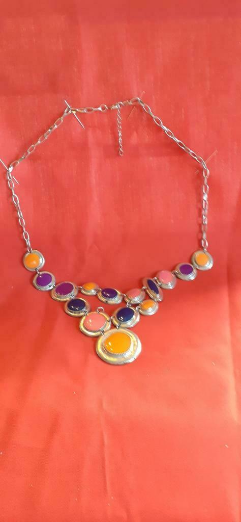 Collier chaîne argentée avec triangle en plaque émaillé, Overige materialen, Overige kleuren, Ophalen of Verzenden, Verstelbaar