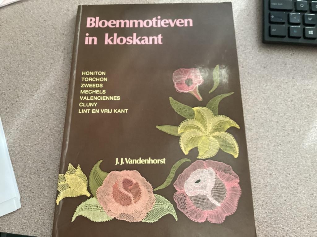 Boek Bloemmotieven in kloskant - JJ Vandenhorst, Ophalen, Gebruikt, Boek of Patroon