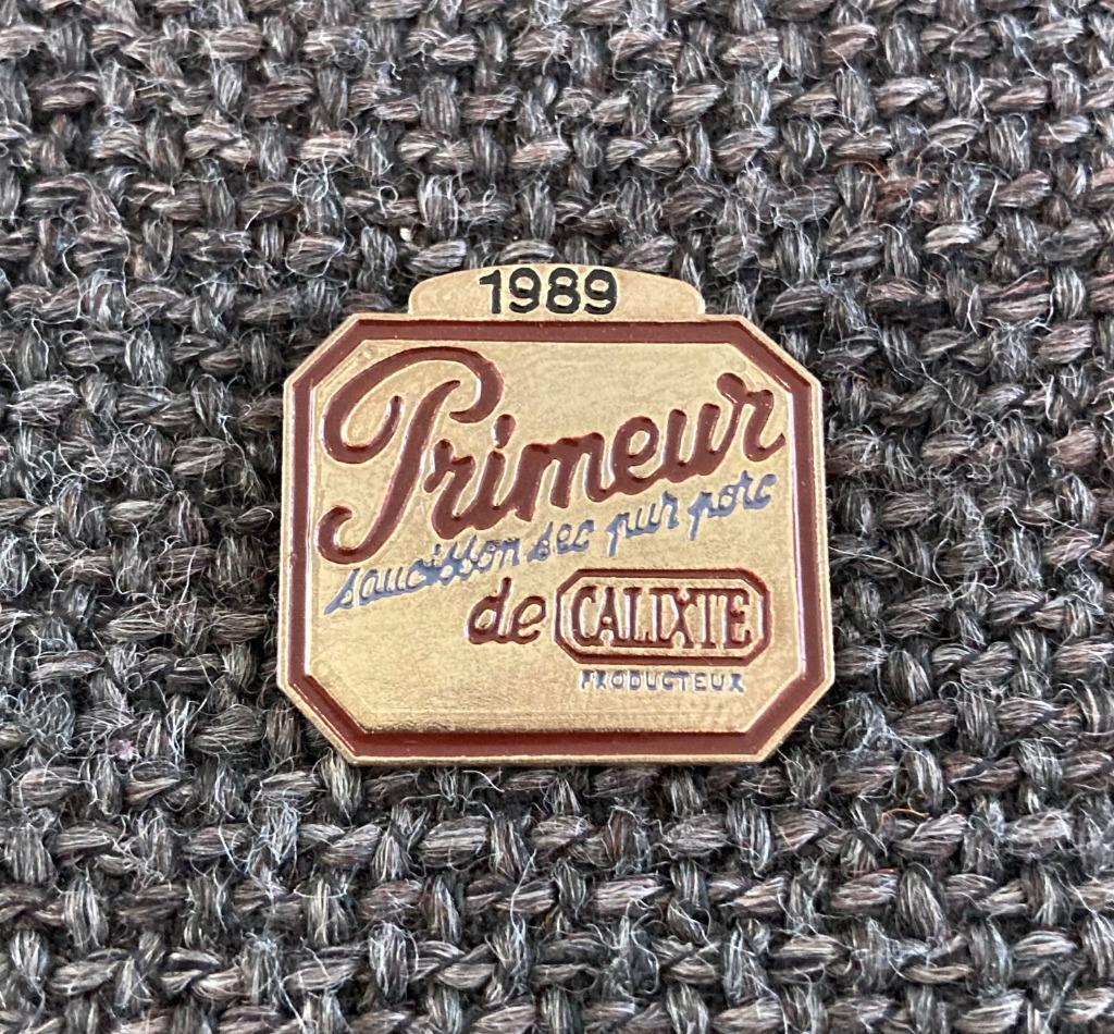 PIN - PRIMEUR DE CALIXTE - SAUCISSON SEC PUR PORC, Envoi, Utilisé, Marque, Insigne ou Pin's
