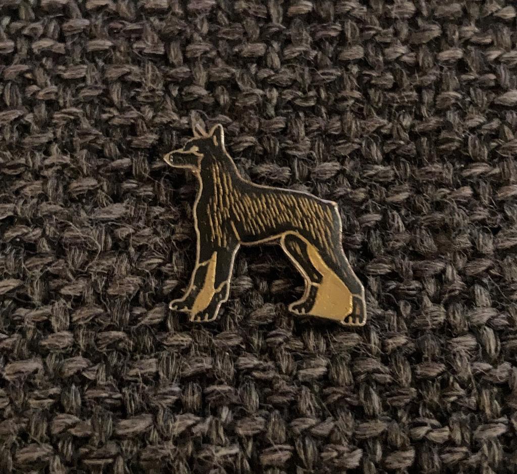 PIN - HOND - DOG - CHIEN, Verzenden, Gebruikt, Dier of Natuur, Speldje of Pin