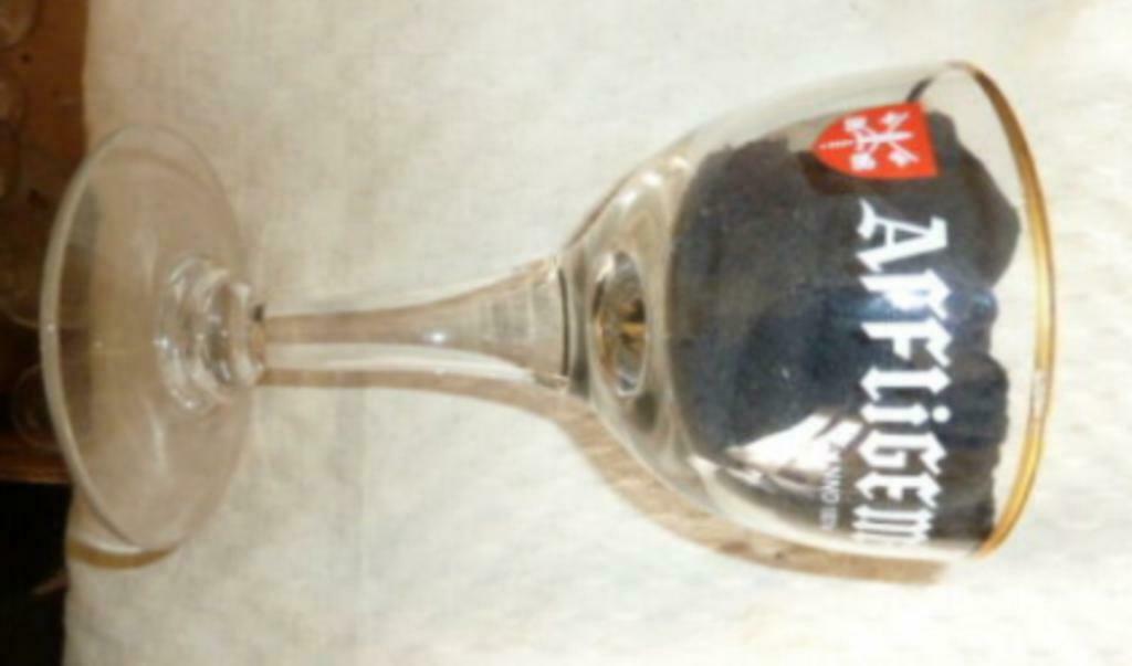#A bier glas AFFLIGEM zwaar model op hoge voet Brij De Smedt, Verzamelen, Glas en Drinkglazen, Gebruikt, Bierglas, Ophalen of Verzenden