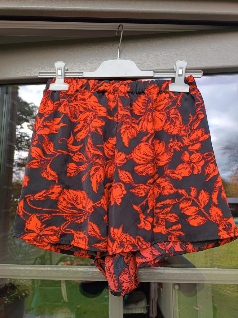 Short met bloemenprint van Shein, Kleding | Dames, Broeken en Pantalons, Ophalen of Verzenden, Gedragen, Rood