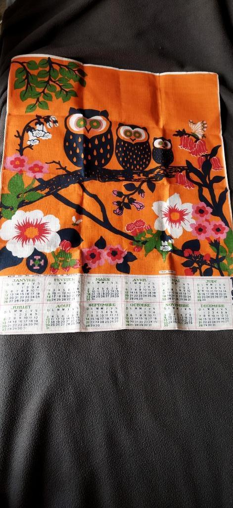 calendrier guides catholiques tissu - 1975 - essuie/torchon, Enlèvement ou Envoi, Comme neuf, Autres types
