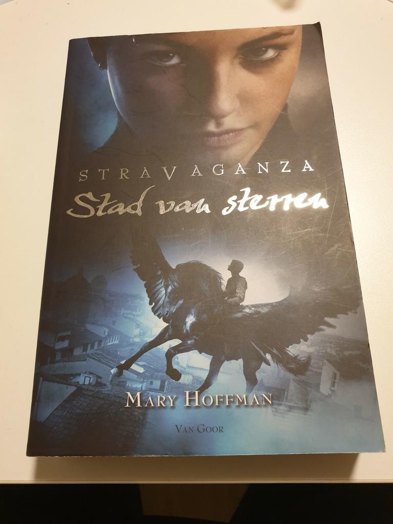 Mary Hoffman - Stad van sterren STRAVAGANZA  2, Boeken, Kinderboeken | Jeugd | 13 jaar en ouder, Zo goed als nieuw, Ophalen of Verzenden