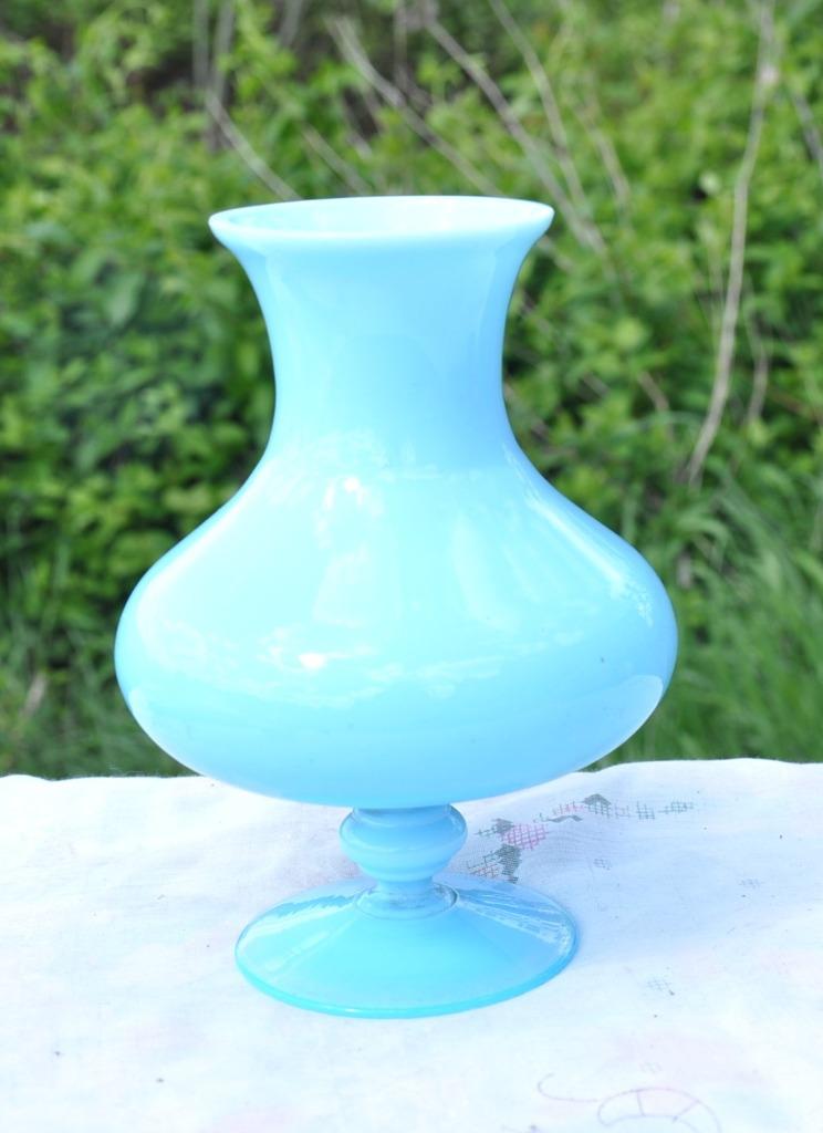 vase cintré sur pied en opaline bleu, Antiquités & Art, Antiquités | Vases, Enlèvement ou Envoi