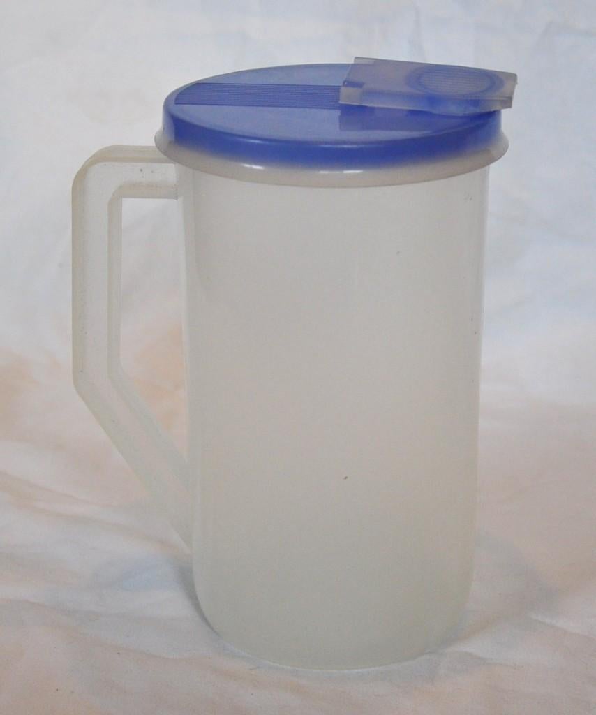 pichet en plastique avec couvercle avec orifice  refermable, Enlèvement ou Envoi, Utilisé, Bleu, Autres types