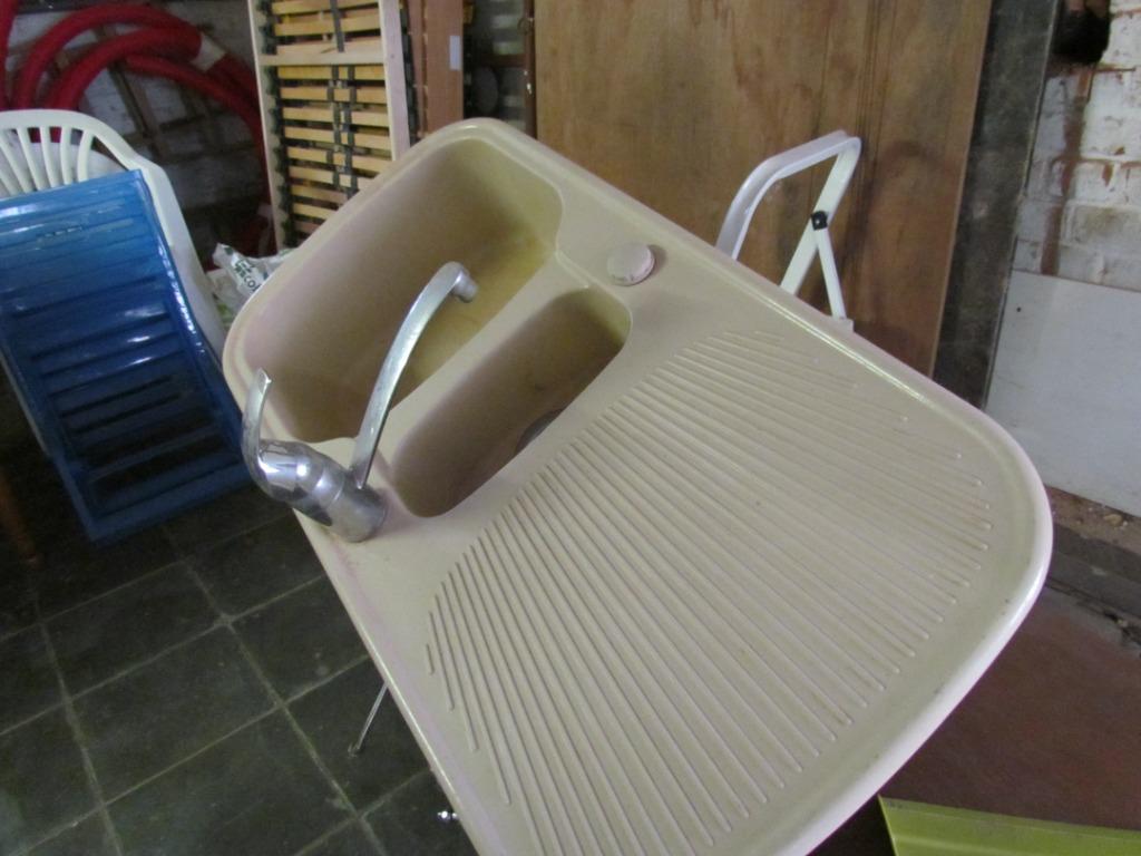 afwasbak met kraan, Ophalen, Zo goed als nieuw, Beige