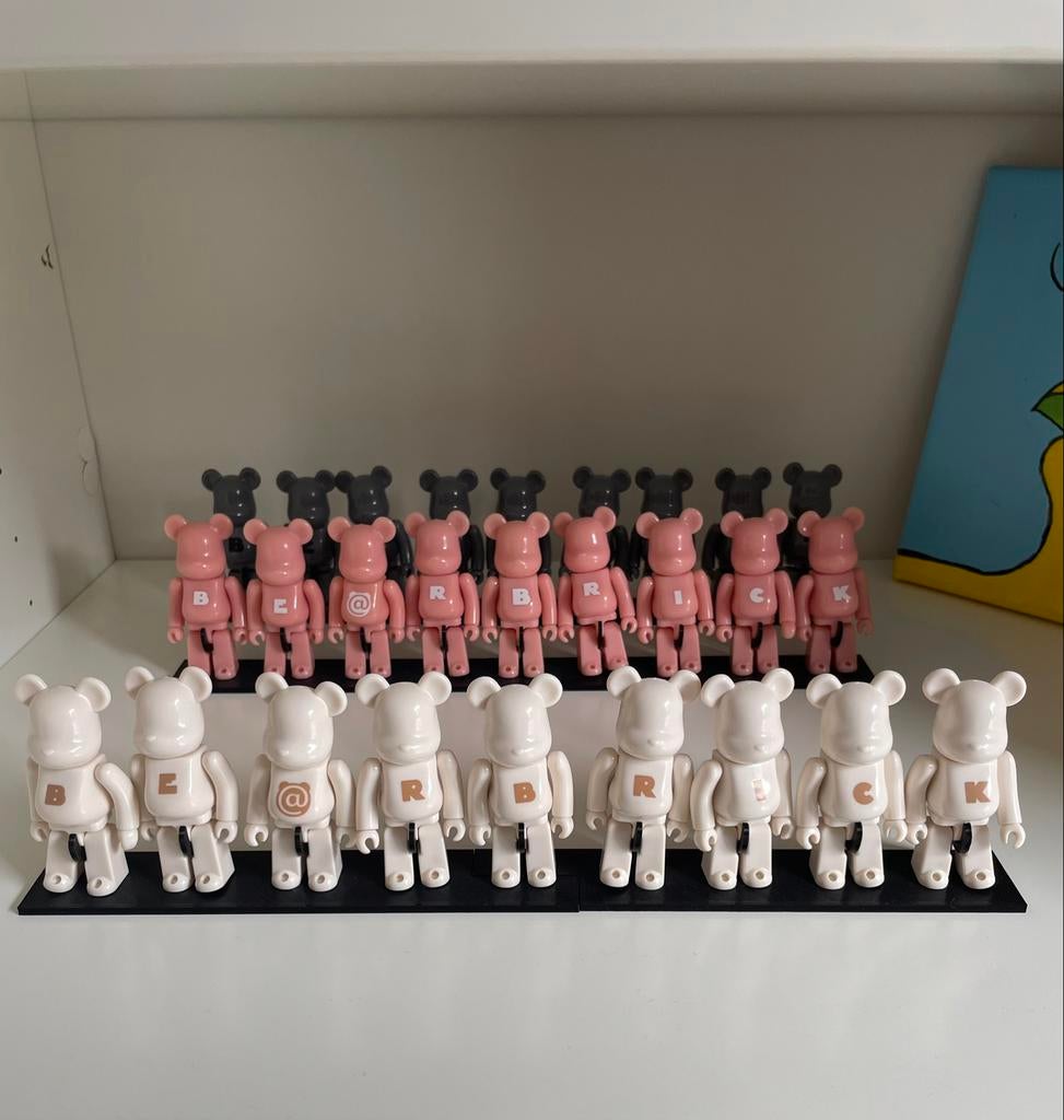 Bearbrick series 47 basics inclusief display, Enlèvement ou Envoi, Comme neuf