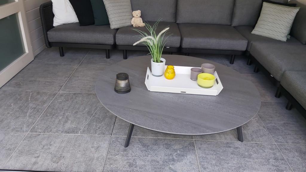 Salontafel voor zowel buiten als binnen. Volkeramisch blad, Ophalen, Bijzettafel, Aluminium, Zo goed als nieuw