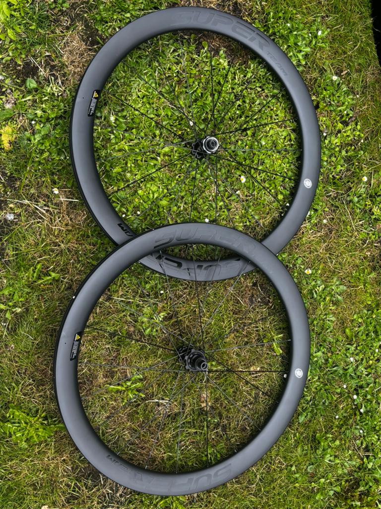 Roue carbon, Neuf, Enlèvement, 28 pouces, Carbone