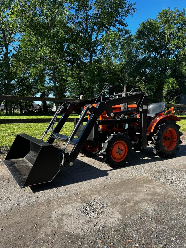 Kubota B7001 4x4 3 cyl avec nouveau chargeur frontal, Articles professionnels, Agriculture | Tracteurs, Enlèvement
