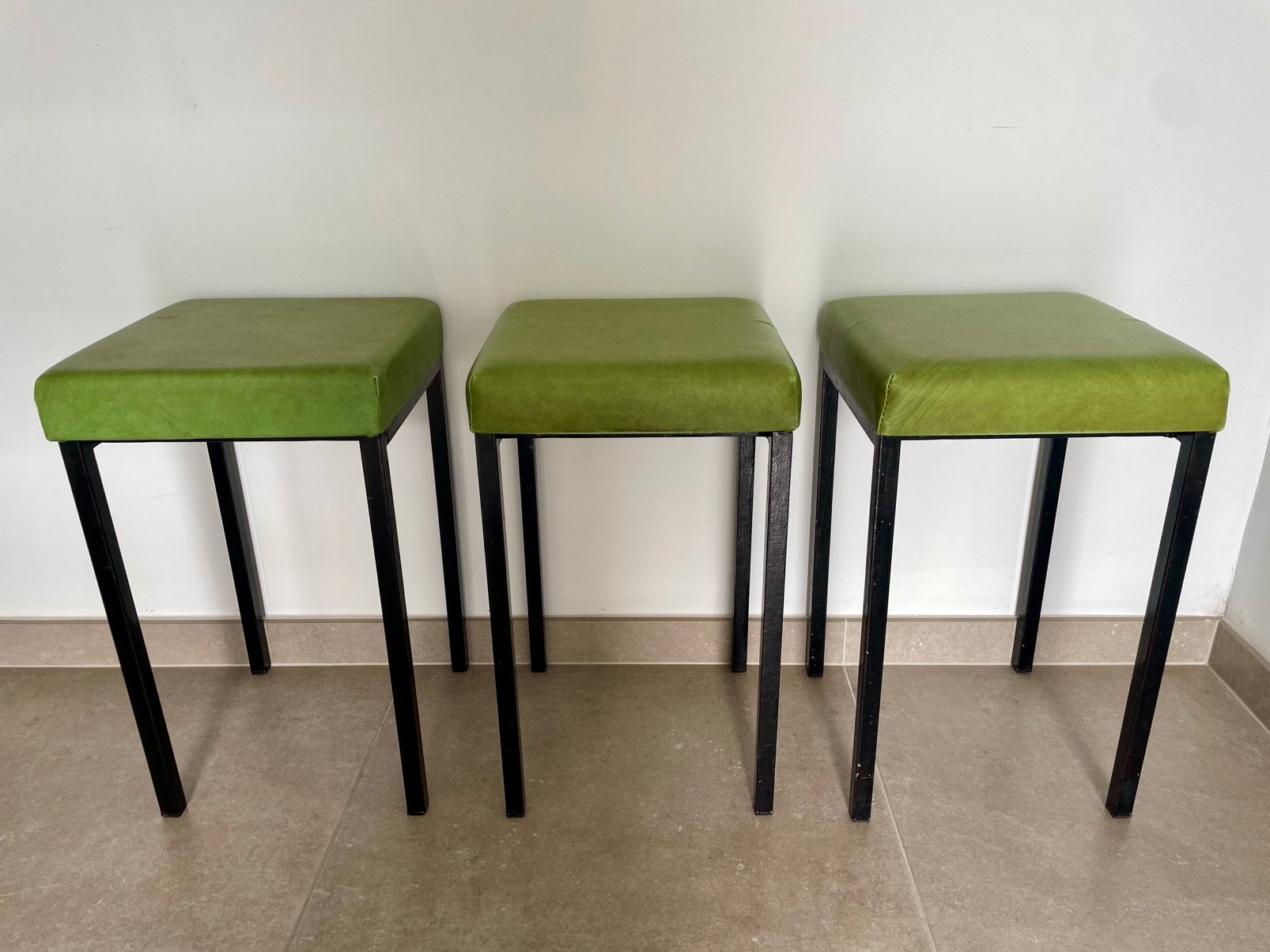 Set van 3 vintage krukjes – groen skai & zwart metaal, Ophalen, Gebruikt