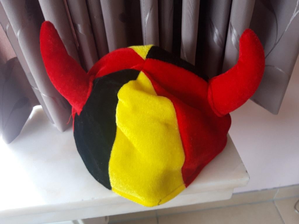Nieuwe belgische 3 kleuren rode duivels muts, Ophalen of Verzenden, Nieuw