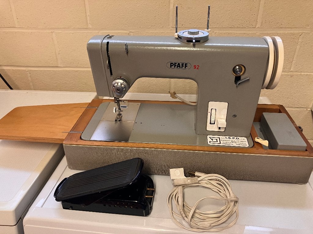 Naaimachine PFAFF 92 in draagkoffer + diverse toebehoren, Hobby en Vrije tijd, Naaimachines en Toebehoren, Ophalen, Gebruikt, Naaimachine