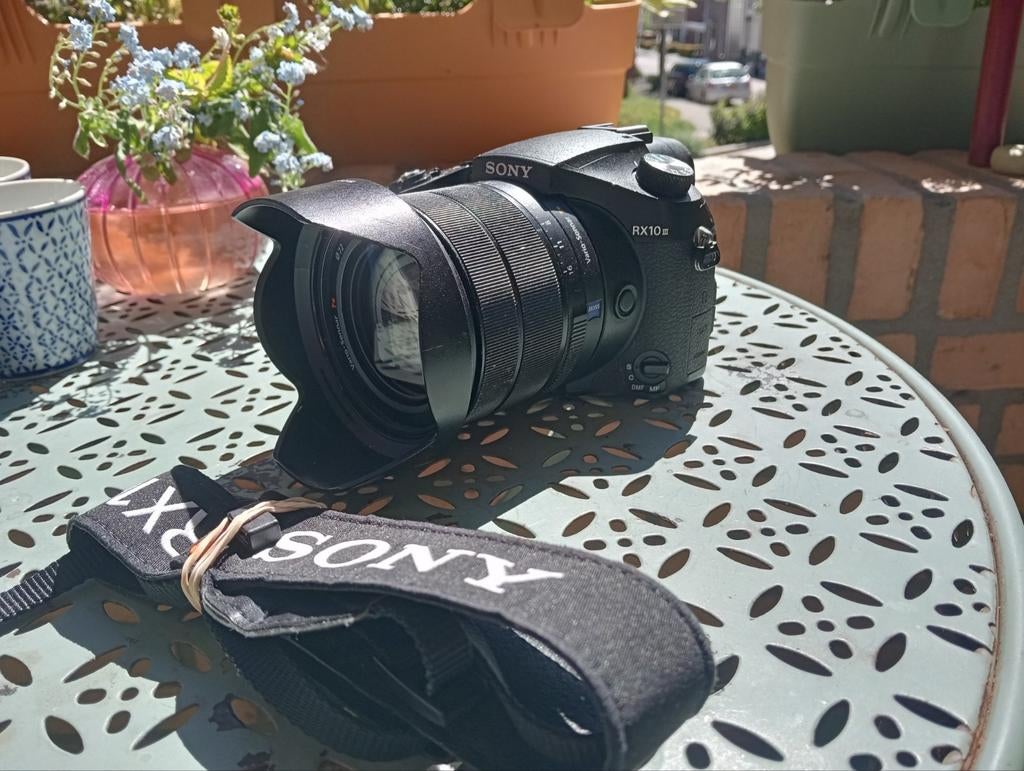 APPAREIL PHOTO NUMÉRIQUE Sony DSC RX10 III + serre-nuque+bat, Enlèvement ou Envoi