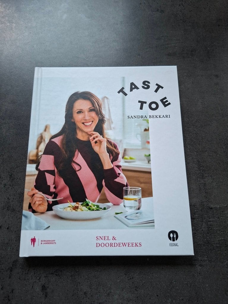 Sandra Bekkari: Tast toe Snel & doordeweeks NIEUWSTAAT, Boeken, Hoofdgerechten, Ophalen of Verzenden, Zo goed als nieuw, Sandra Bekkari