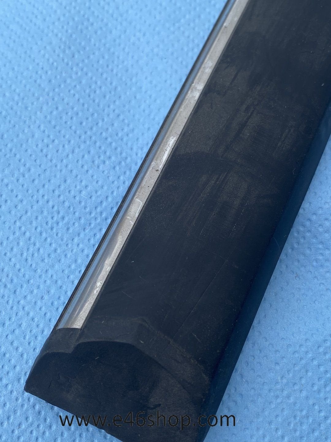 BMW E23 STOOTLIJST LINKER ACHTER DEUR OE 51131848305 NIEUW, Neuf, -, -, Enlèvement ou Envoi