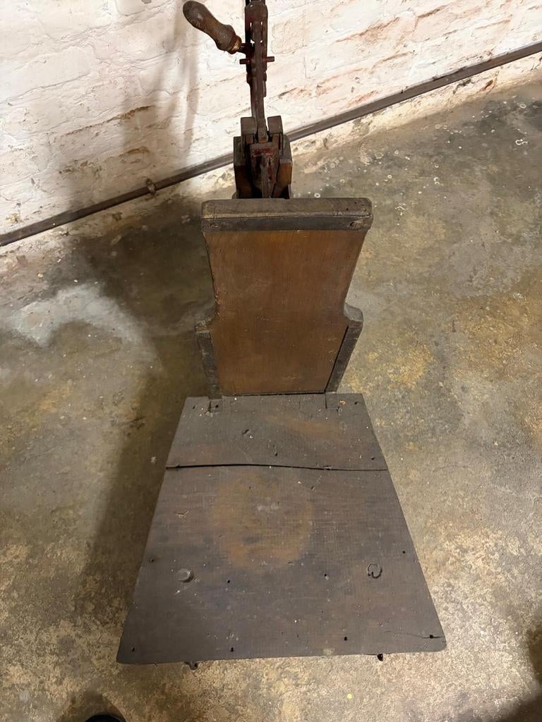 Ancienne balance, Enlèvement