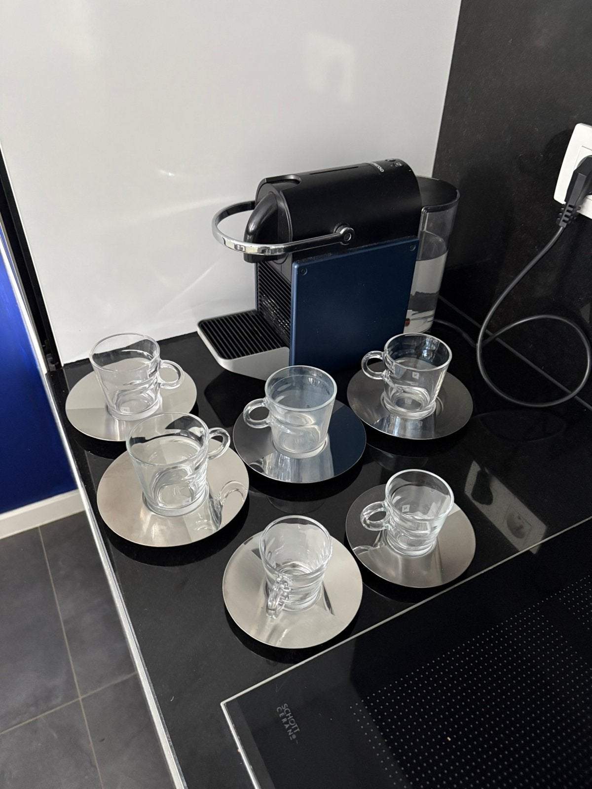Nespresso pixie dark blue met 6 nespresso tassen, Ophalen, Zo goed als nieuw