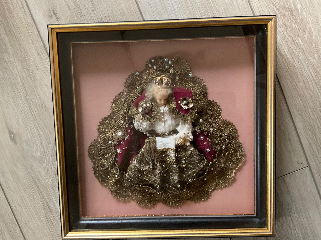 Kindje Jezus Van Praag in vitrine kastje oud Handwerk, Ophalen of Verzenden