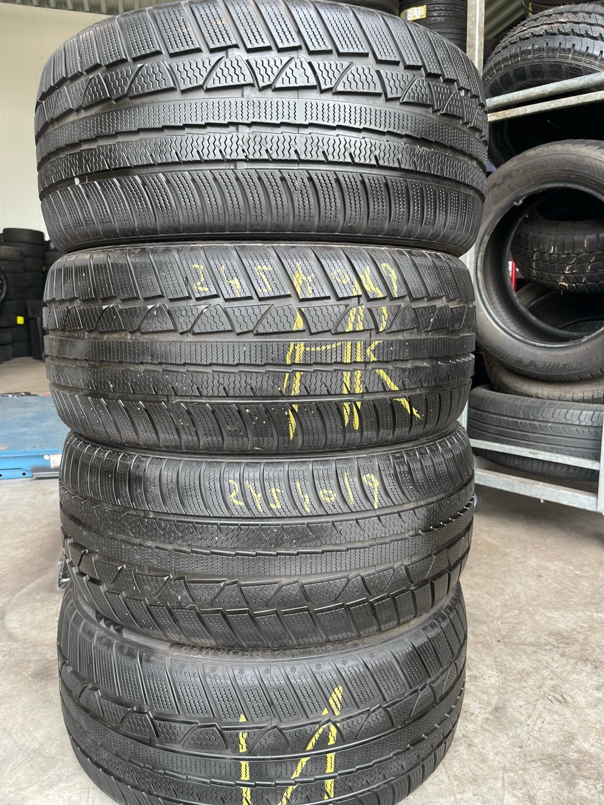 245/40/19(98v) M+S STER 245/40/19(98v) M+S 245/40/19(98v), Ophalen of Verzenden