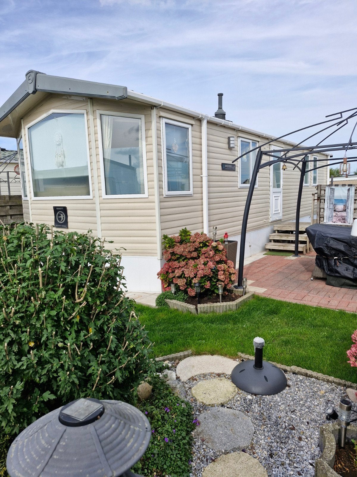 mobil-home sur un très grand terrain