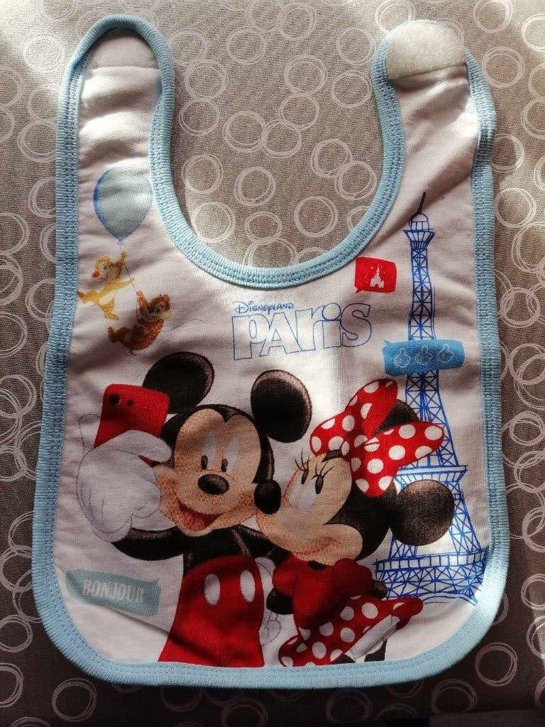 Bavet / slabbetje uit Disneyland Parijs, Verzamelen, Ophalen of Verzenden, Mickey Mouse, Nieuw, Kleding of Textiel