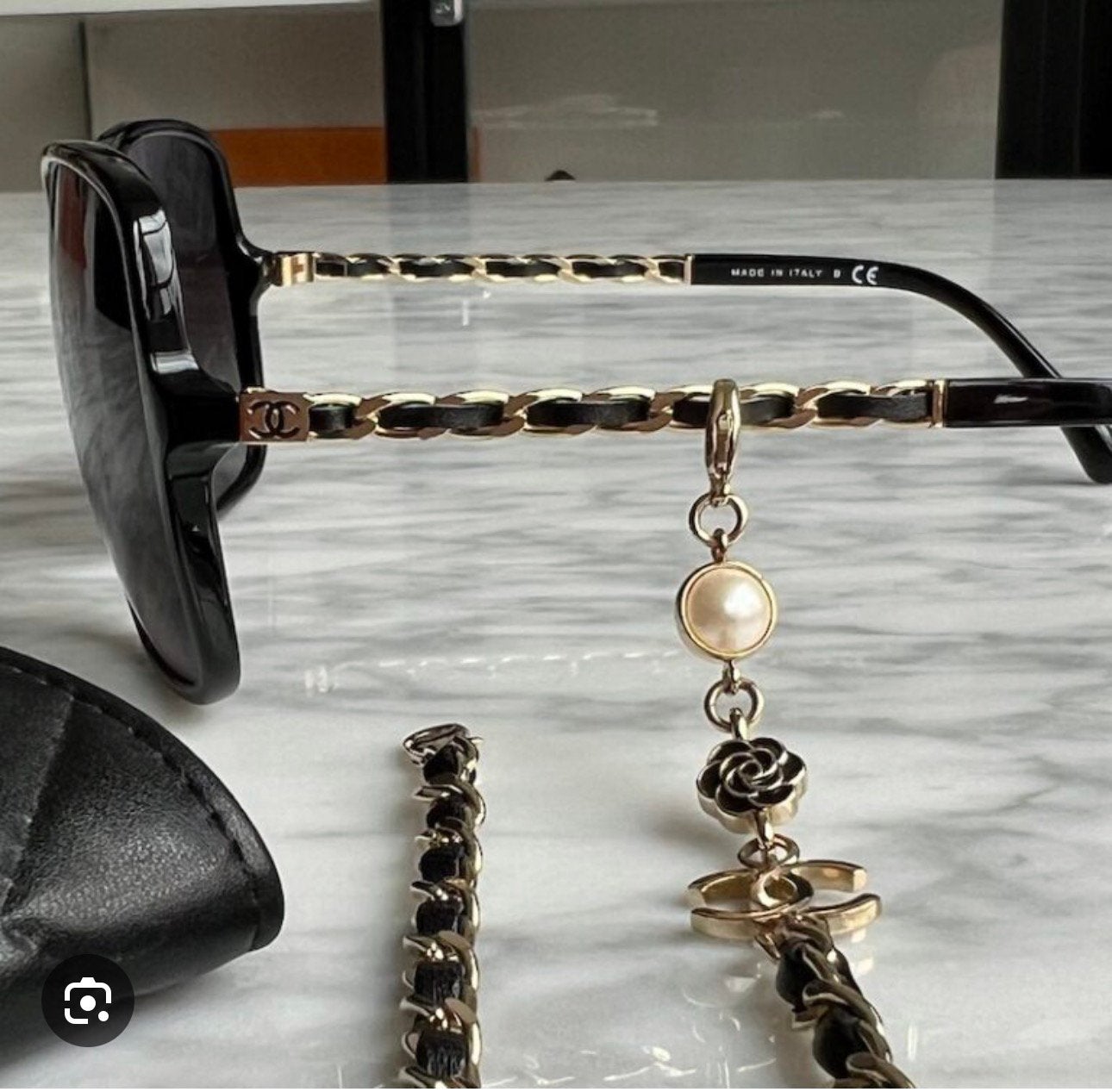 Lunettes de soleil Chanel avec breloques emblématiques, Enlèvement ou Envoi, Comme neuf, Lunettes