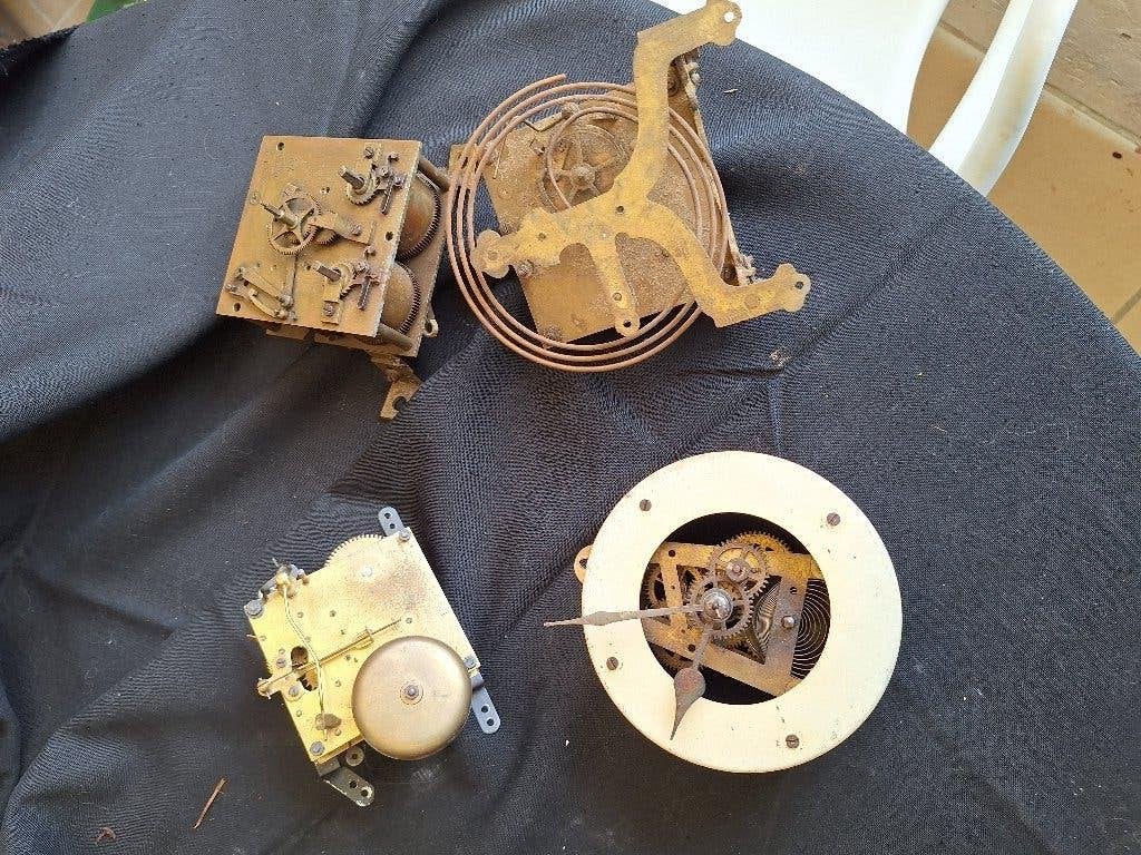 LOT D ANCIENS MOUVEMENTS D HORLOGE, Antiquités & Art, Enlèvement ou Envoi