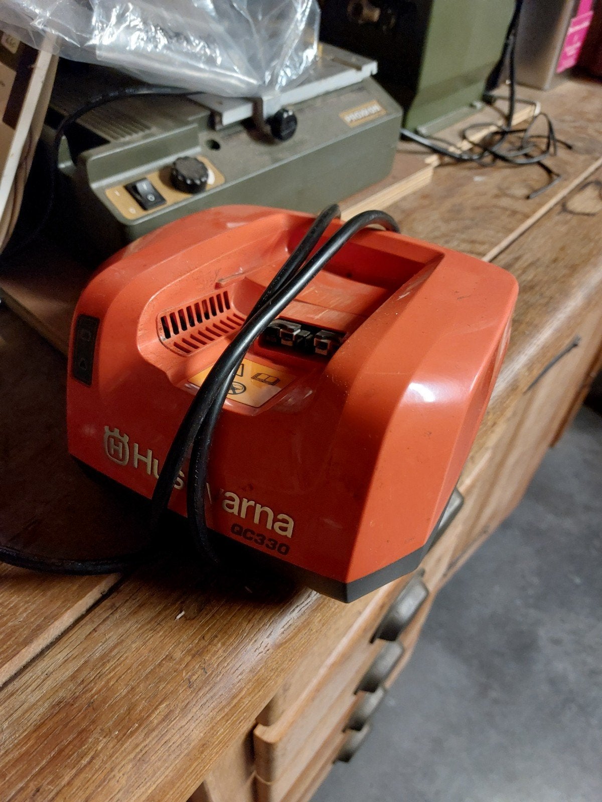 Chargeur Husqvarna QC330 pour pièces, Enlèvement
