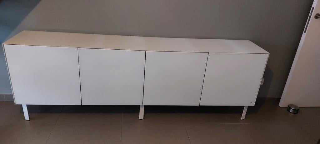 Joli witte dressoir, Enlèvement