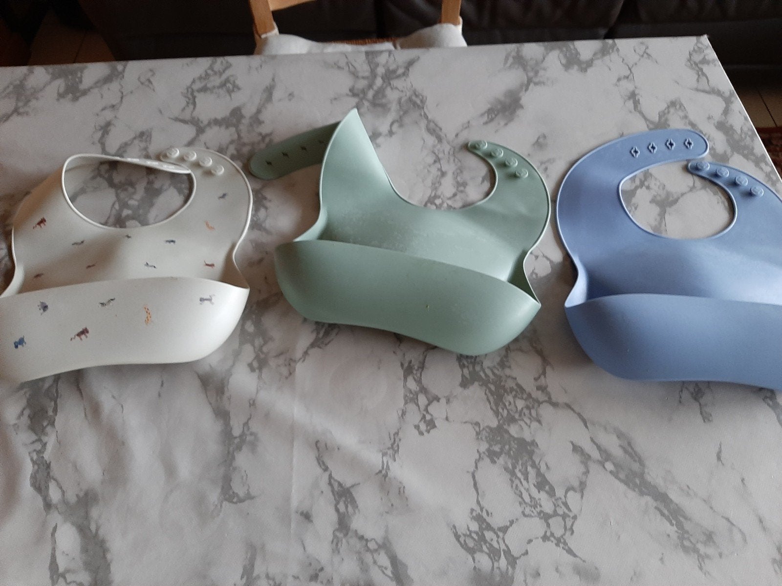 3 bavoirs pour bébé en silicone Mushie avec bac de récupérat, Enfants & Bébés, Enlèvement