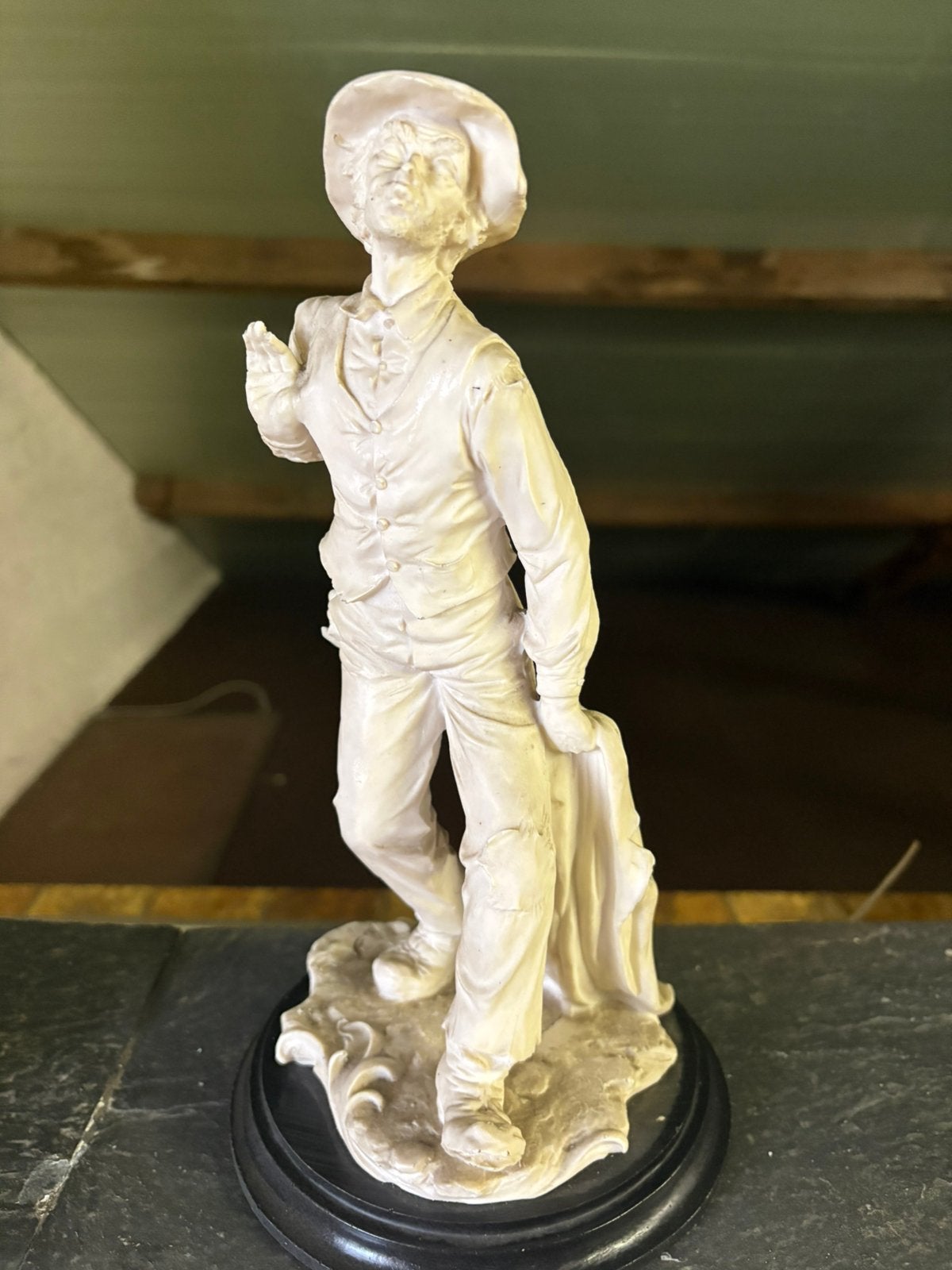 Biscuit porseleinen beeld – elegante heer op sokkel –, Ophalen, Op sokkel, Beeld, Wit