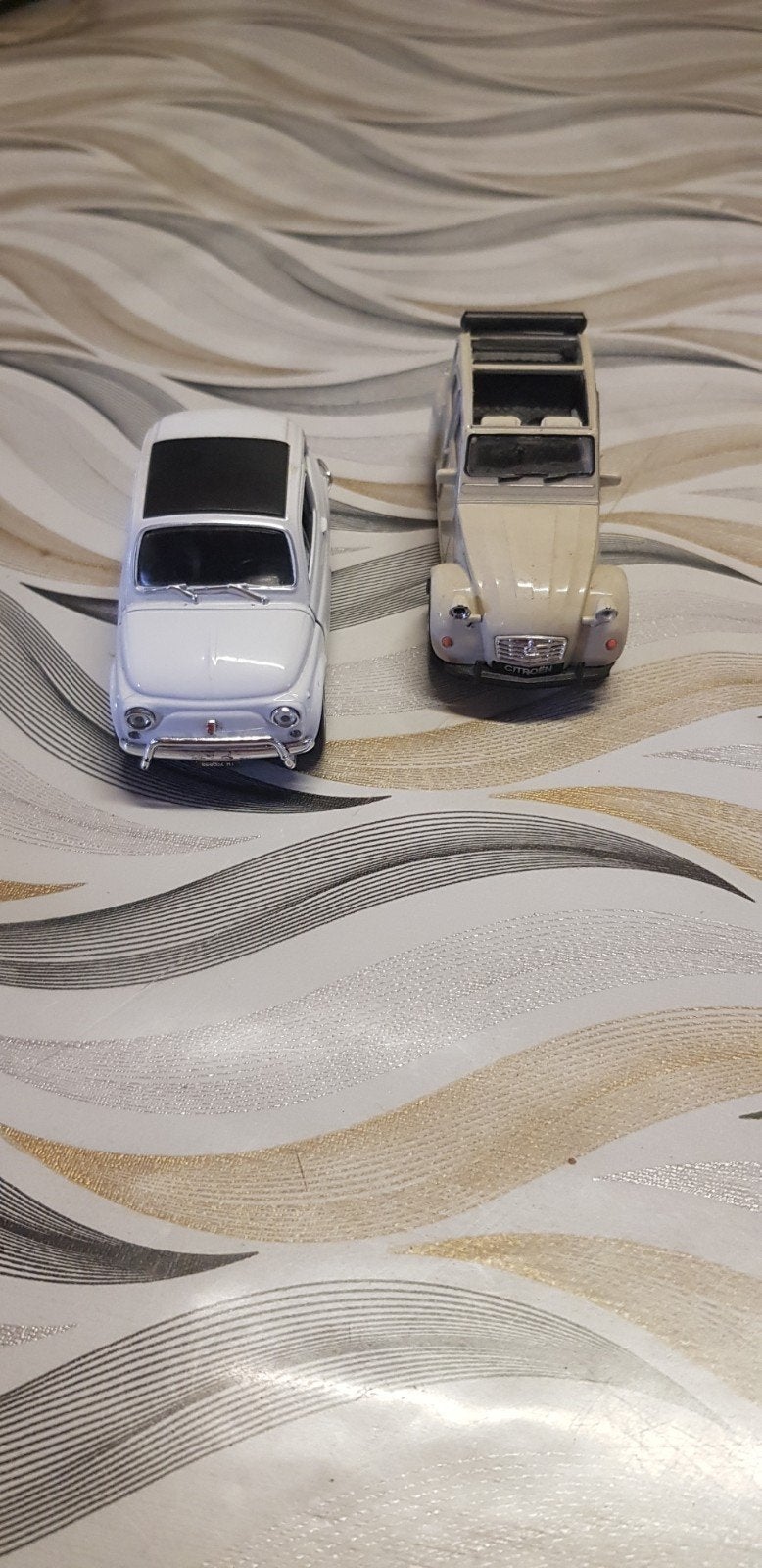Je vends C'est deux magnifiques voitures miniature 1/43, Enlèvement, Voiture