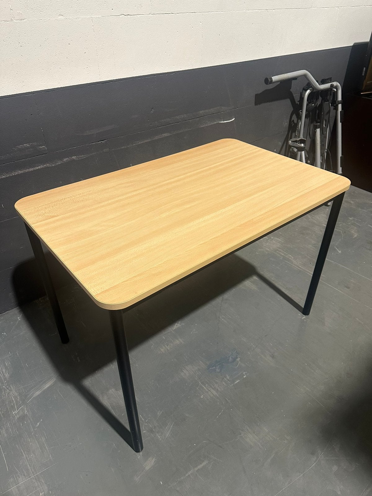 Eettafel — Licht hout en zwarte poten, Huis en Inrichting, Ophalen, Zo goed als nieuw