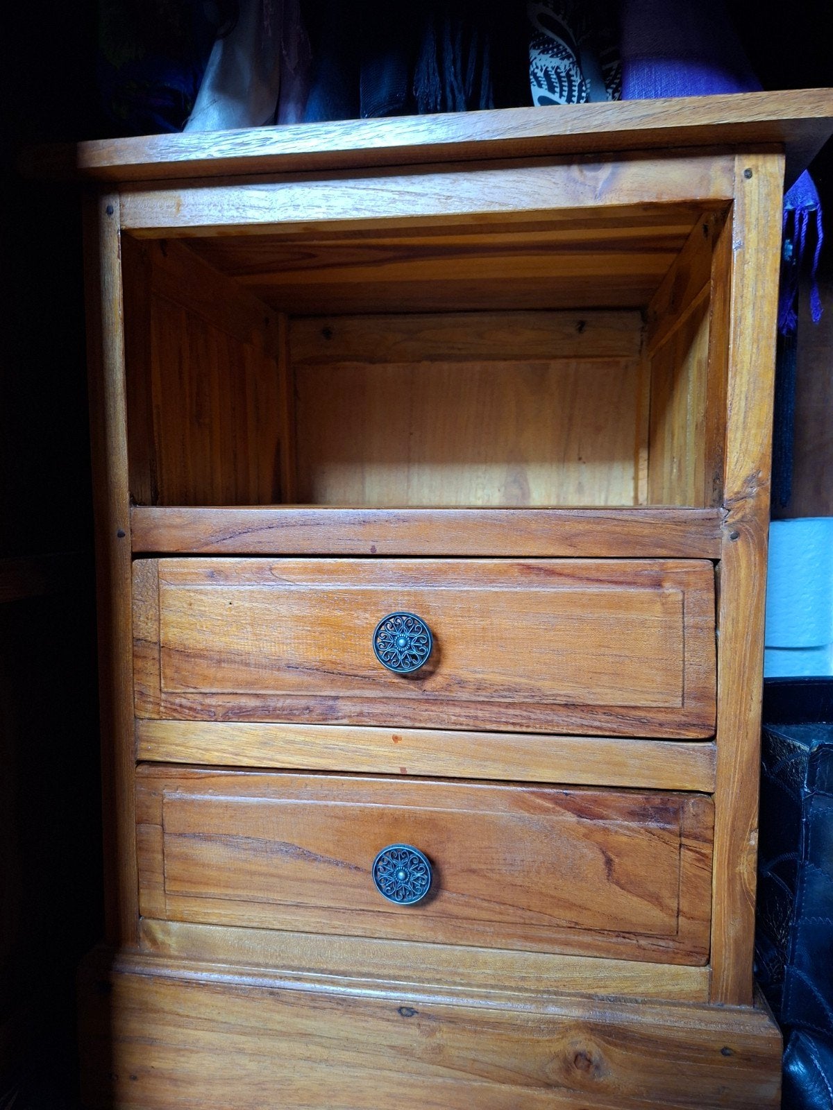 Kastje  in teak, Enlèvement