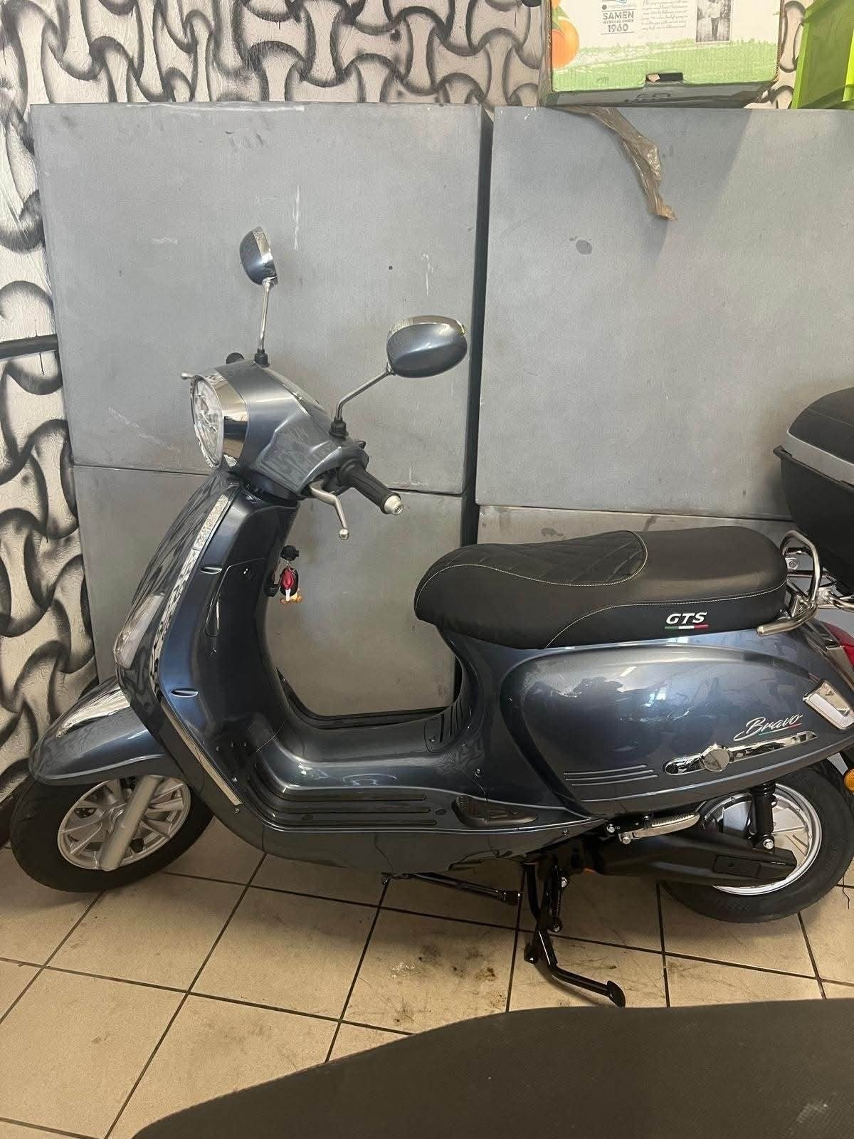 TE KOOP ELECTRISCHE SCOOTER E-BRAVO, Vélos & Vélomoteurs, Scooters | Kymco, Neuf, Autres modèles, Classe B (45 km/h), Enlèvement